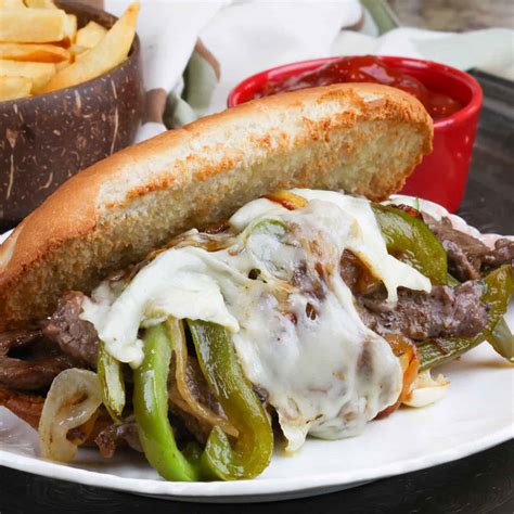  Il Philly Cheesesteak: Un tripudio di sapori filanti e una danza di carne su pane morbido!