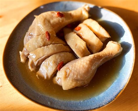  Shaoxing Drunken Chicken: Un piatto di delizie saporite immerse nel dolce aroma del vino!