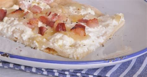  Tarte Flambée: Un delizioso incontro tra la croccantezza della pasta e la freschezza degli ingredienti!