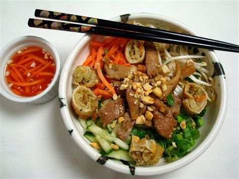  Bún Chả: Un delizioso incontro tra aromi speziati e freschezza erbacea!