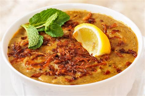 Haleem! Una deliziosa zuppa di carne e cereali che fonde sapori indiani ed arabi in un abbraccio confortante