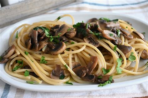  Spaghetti di Girasole con Funghi e Arachidi: Un Piacere Cremoso che Incontra la Croccantezza Irresistibile!