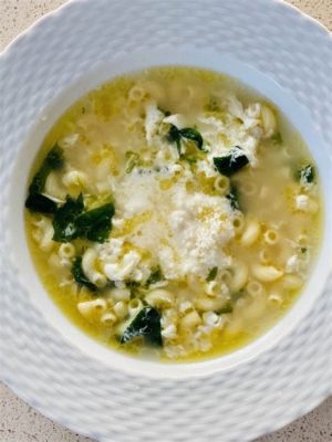  Stracciatella Soup: Un concentrato di gusto avvolgente e una danza di delizie fragranti!