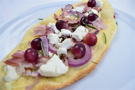  Tarte Flambée: Un delizioso incontro tra la croccantezza della pasta e la freschezza degli ingredienti!