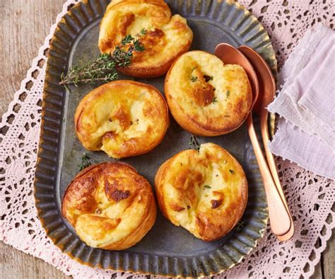 Yorkshire Pudding: Una Delizia Croccante e Morbida che Innaffia il Palato con Gustoso Grasso!