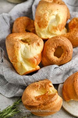 Yorkshire Pudding: Una Delizia Croccante e Morbida che Innaffia il Palato con Gustoso Grasso!