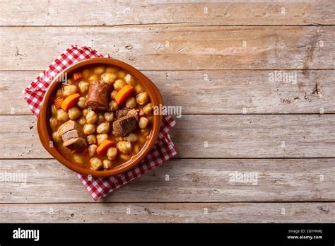  Cocido Madrileño: Una Sinfonia di Sapori Rustichelli che Abbracciano un Caldo Comfort Food!