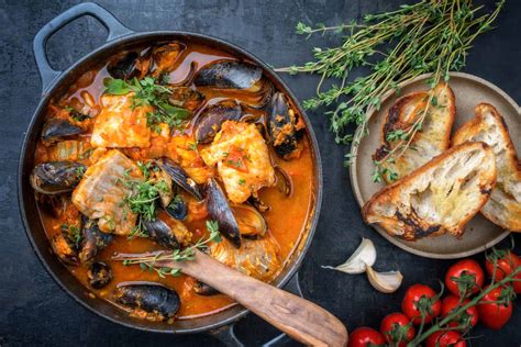  La Bouillabaisse: Una Sinfonia di Pesce Fresco e Spezie Provenzali!