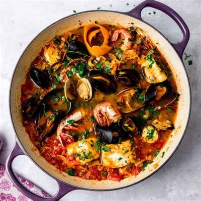  La Bouillabaisse: Un piatto di mare speziato che fonde sapori intensi e profumi mediterranei!