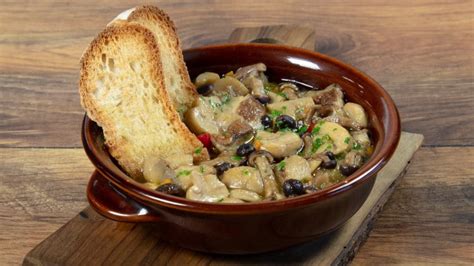  La Zuppa di Funghi Piccanti con la Pace del Bambù! Una deliziosa miscela di funghi aromatici e un brodo piccante che si dissolve in una calma serenità