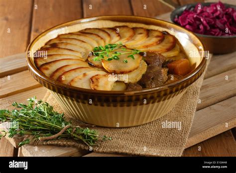  Lancashire Hotpot: Un piatto confortante con un cuore di agnello e una copertura cremosa di patate!