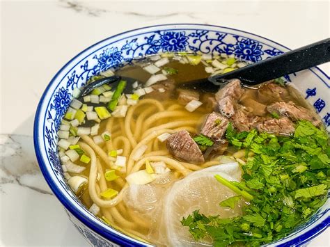  Lanzhou Hand-Pulled Noodles: Un piatto ricco di sapori speziati e consistenze sorprendenti!