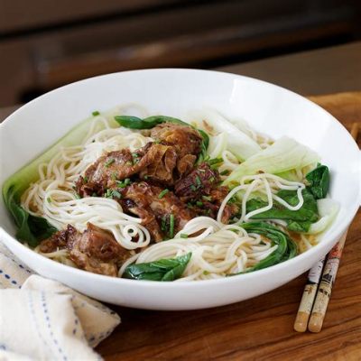  Noodles with Spicy Pork Sauce: A Symphony of Umami and Fiery Chili Flavors!