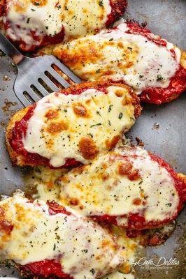 Pollo alla Parmigiana: Un Sogno di Formaggio Fuso e Croccante Panatura!