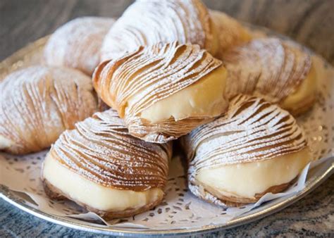  Sfogliatella: Una croccante meraviglia ripiena di dolcezza cremosa!